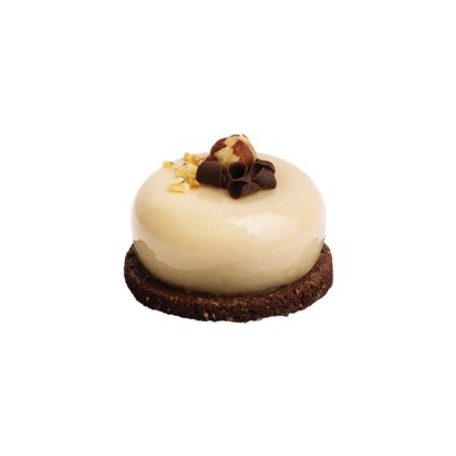 Mini tarta redonda con glaseado brillante de caramelo sobre base de galleta de chocolate, cubierta con frutos secos p...