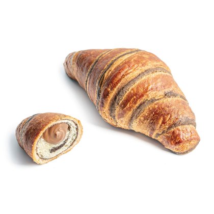 Croissant relleno de chocolate con un trozo cortado delante que muestra el relleno de chocolate en espiral dentro de ...