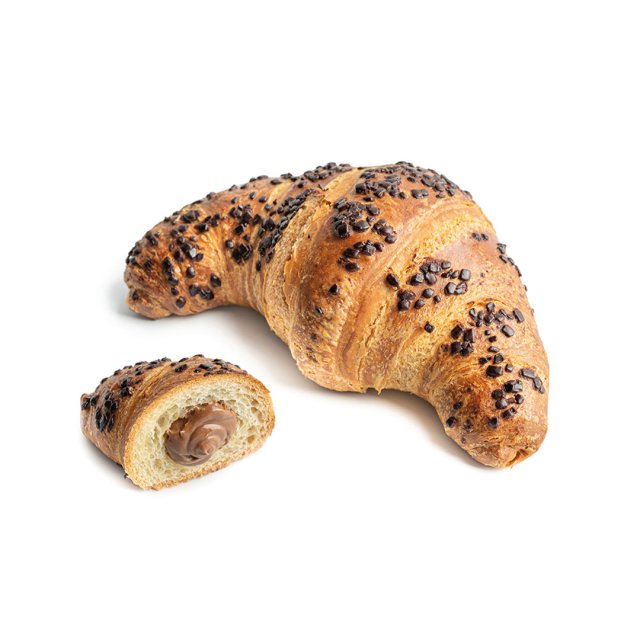Cruasán curvado cubierto con chips de chocolate, con un trozo cortado que revela relleno de chocolate con avellanas, ...