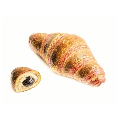 Croissant entero con rayas de glaseado rosa junto a una mitad cortada que revela relleno oscuro de bayas, fondo blanco.