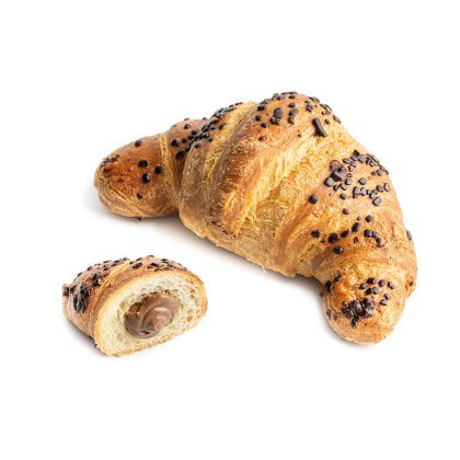 Croissant entero con chispas de chocolate junto a un trozo cortado que revela relleno de chocolate, fondo blanco.