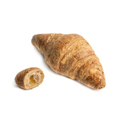 Croissant dorado y crujiente con un extremo cortado, mostrando un interior suave con relleno