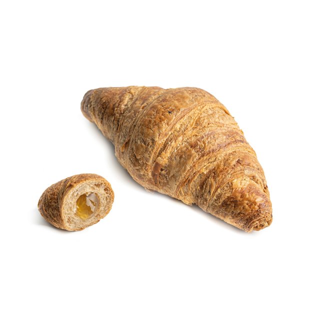 Croissant dorado y crujiente con un extremo cortado, mostrando un interior suave con relleno