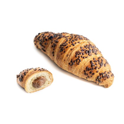 Croissant entero con crumble de chocolate junto a un trozo cortado que muestra relleno de chocolate y avellana, fondo...