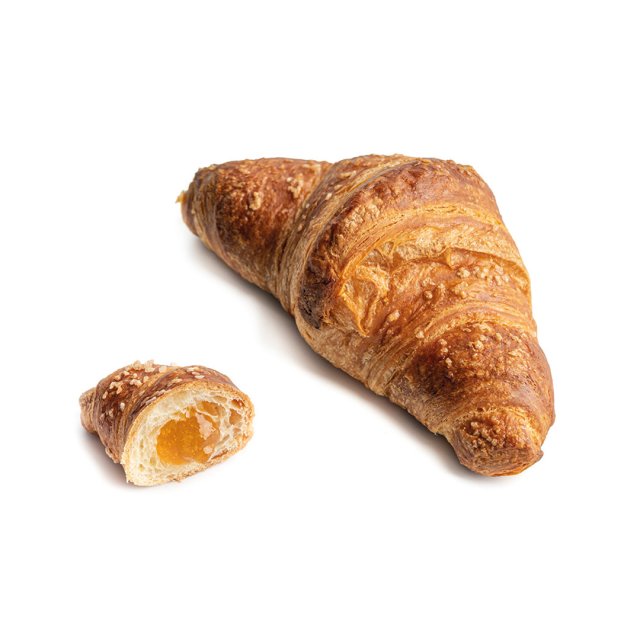 Croissant dorado con un trozo pequeño cortado, revelando relleno de albaricoque, sobre fondo blanco.