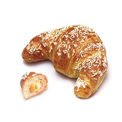 Croissant dorado cubierto con fideos blancos, con un trozo pequeño abierto que muestra relleno cremoso de vainilla