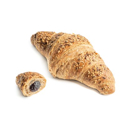 Croissant integral cubierto con semillas de sésamo, con un trozo más pequeño abierto que revela relleno de bayas oscu...