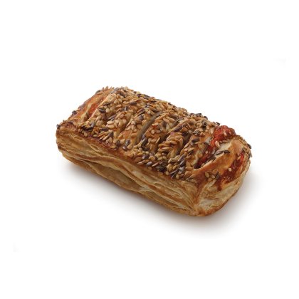 Rollo de hojaldre dorado con sésamo y linaza, relleno de tomate rojo visible, fondo blanco