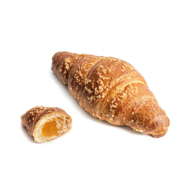 Croissant entero con azúcar junto a una mitad rellena de mermelada de albaricoque, fondo blanco