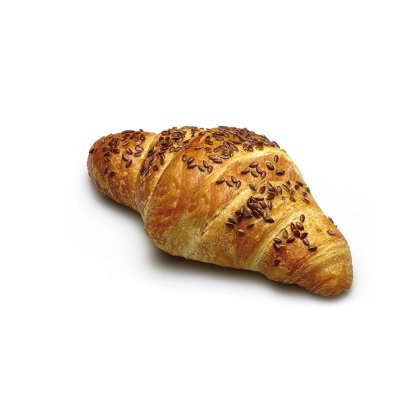 Croissant horneado dorado con semillas de lino, sobre fondo blanco