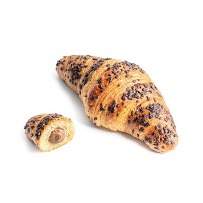 Croissant con chispas de chocolate, con un trozo cortado que revela relleno de chocolate y avellana, fondo blanco