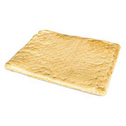 Lámina rectangular de masa de pan plano dorada y picada, con superficie texturizada, sobre fondo blanco.