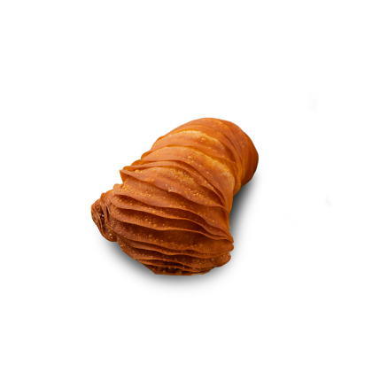 rollo de pastelería frita dorada con textura ondulada y en capas, fondo blanco