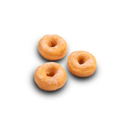Tres mini donuts cubiertos de azúcar sobre fondo blanco liso