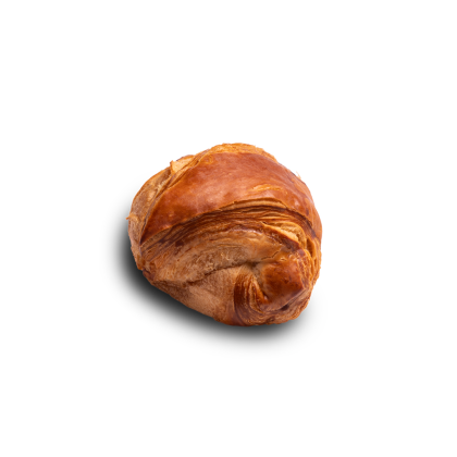 Croissant dorado y crujiente con forma curvada, sobre fondo blanco liso.