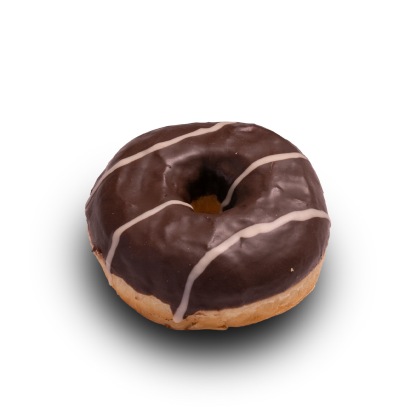 Dónut glaseado con chocolate y tres finas líneas de glaseado blanco, sobre fondo blanco.