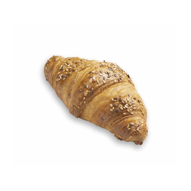 Croissant dorado y crujiente cubierto con mezcla de sésamo y semillas de amapola, fondo blanco