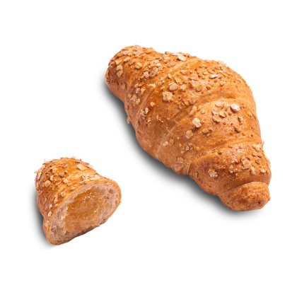Croissant integral cubierto con copos de avena, junto a un trozo más pequeño abierto mostrando relleno de albaricoque