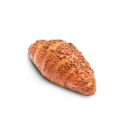 Croissant dorado cubierto con crumble crujiente de frutos secos, fondo blanco.