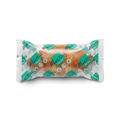 Croissant envuelto en plástico transparente con patrón repetido del logo "Martini Frozen" en verde azulado, fondo blanco