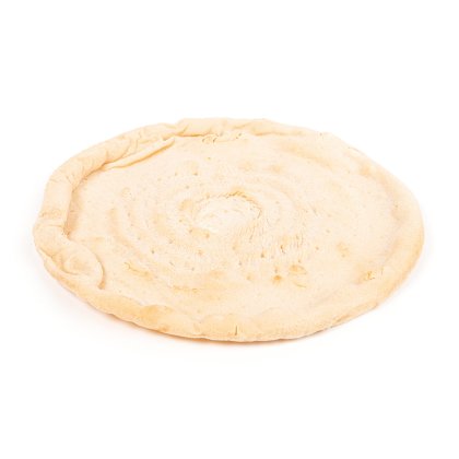 Masa redonda de pan plano sin hornear, con borde elevado y textura espiralada sobre fondo blanco