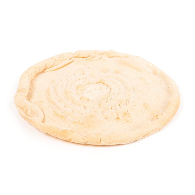 Masa redonda de pan plano sin hornear, con borde elevado y textura espiralada sobre fondo blanco
