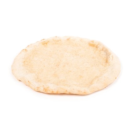 Masa de pizza redonda sin hornear con borde texturizado y elevado, sobre fondo blanco.