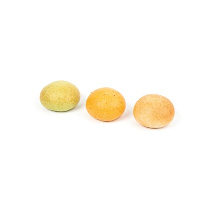 Tres bolitas redondas texturizadas recubiertas de caramelo en verde, naranja y beige sobre fondo blanco