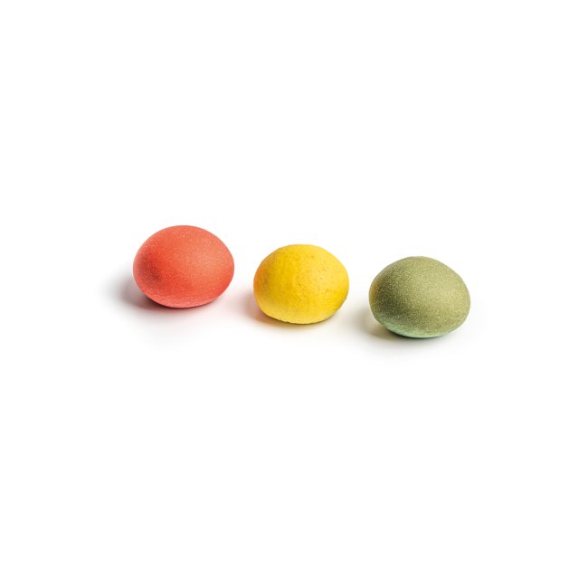 Tres caramelos redondos y texturizados en rojo, amarillo y verde, alineados sobre fondo blanco.