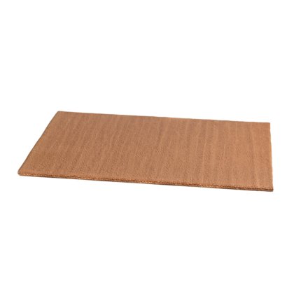 Hoja rectangular plana de cartón corrugado marrón sobre fondo blanco.
