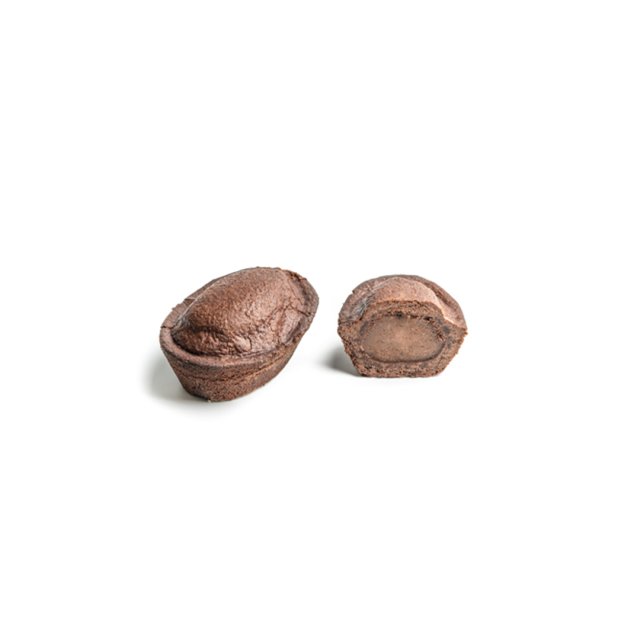 Dos capas de pastelería cubiertas de chocolate sobre fondo blanco, una entera y otra abierta mostrando el relleno con...
