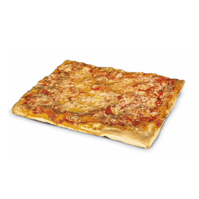 Pizza de queso rectangular con mozzarella fundida y salsa de tomate sobre masa gruesa, fondo blanco.