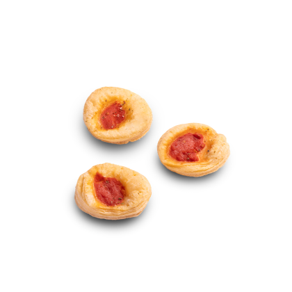 Tres tartaletas redondas de hojaldre con relleno de salsa de tomate, sobre fondo blanco