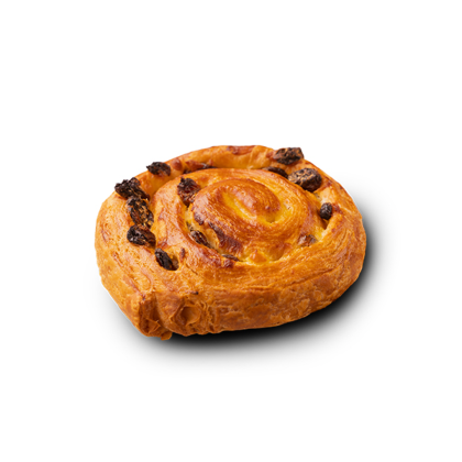 Masa dorada en espiral con pasas horneadas, sobre fondo blanco.