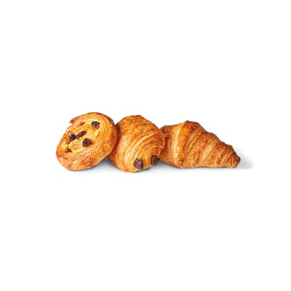Tres hojaldres dorados sobre fondo blanco: espiral de pasas, rollo de chocolate y croissant simple.