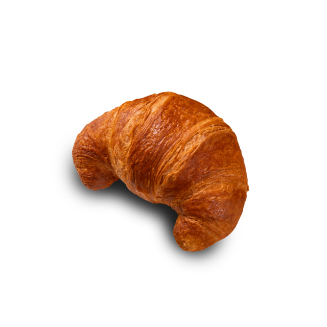 Croissant curvo dorado con capas crujientes y brillantes sobre fondo blanco.