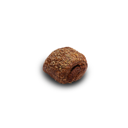 Trufa de brigadeiro de chocolate redonda cubierta con fideos crujientes, con un mordisco que revela el interior cremoso.