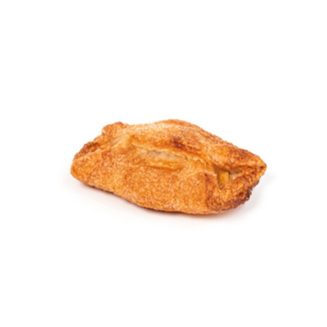 Empanada horneada dorada y crujiente, con relleno salado o de fruta, fondo blanco