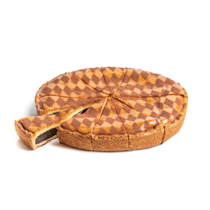 Tarta redonda con patrón a cuadros marrón y beige, cortada en porciones, con una porción retirada mostrando el interi...