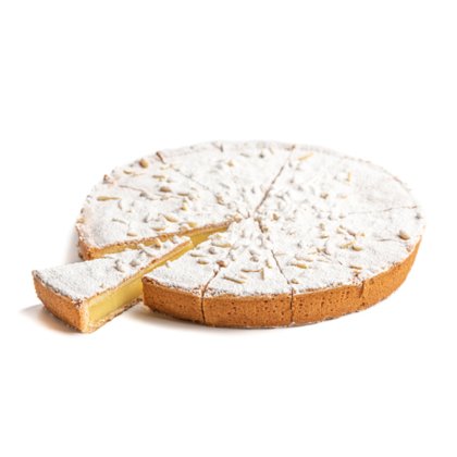 Tarta redonda con relleno cremoso y piñones, espolvoreada con azúcar glas, cortada en porciones sobre fondo blanco.