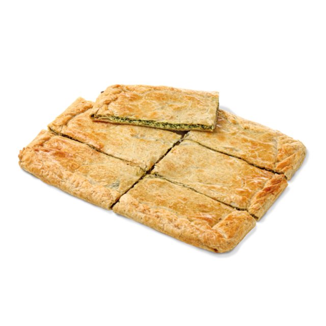 Tarta rectangular de hojaldre cortada en cuadrados, con una porción levantada mostrando relleno verde de espinaca, fo...
