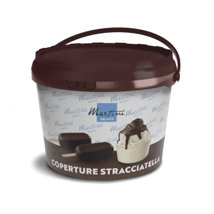 Cubo de plástico marrón de cobertura de chocolate Martini Gelato etiquetado "Coperture Stracciatella", con barra baña...