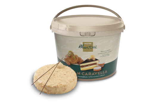 Cubo grande de crema para untar Master Martini Gran Caravella junto a una porción de tarta decorada.
