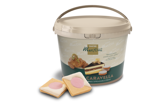 Cubo beige con crema para untar Master Martini Caravella, junto a dos galletas cuadradas con relleno rosa.