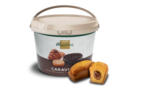 Cubo grande de crema para untar Master Martini Caravella junto a un mini bizcocho relleno de crema de chocolate.