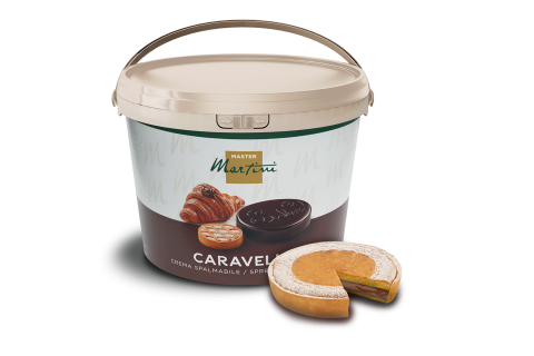 Cubo grande de crema para untar Master Martini Caravella, con imágenes de croissant y galleta, junto a una porción...