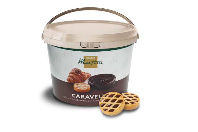 Tarrina de plástico beige etiquetada "Master Martini Caravelle" de crema untable, con tartas de rejilla delante