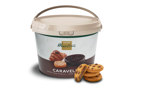 Un cubo de crema de chocolate Master Martini Caravella junto a galletas con chips de chocolate apiladas