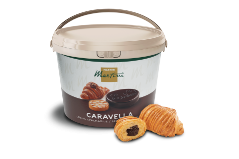 Un gran bote de crema de chocolate para untar Master Martini Caravella junto a dos croissants rellenos de chocolate.