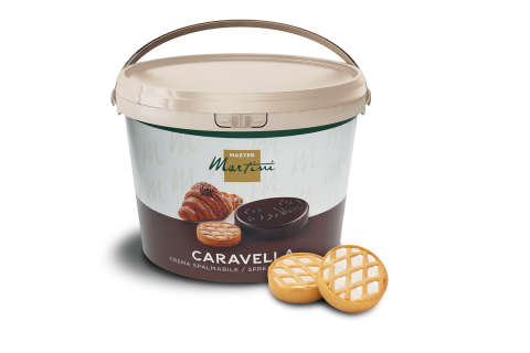 Cubo grande de plástico de crema Master Martini Caravella con asa, junto a dos galletas de hojaldre con rejilla.